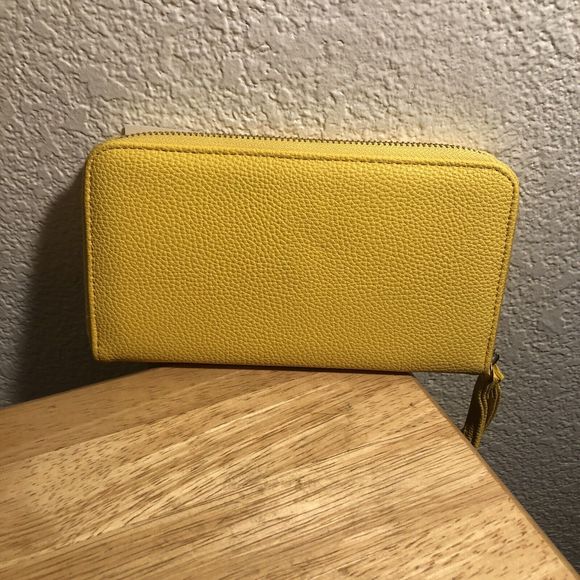 Adrienne Vittadini Studio Phone Charging RFID Wallet Wristlet Sunny Yell… - Picture 4 of 13